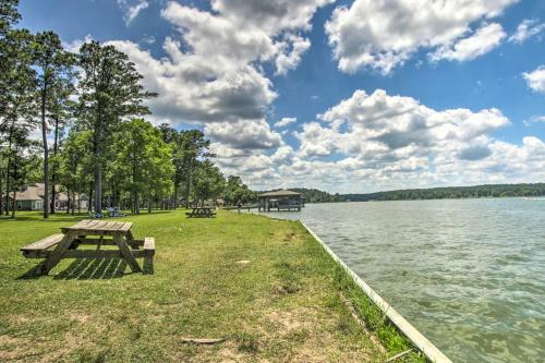 Modern Home With Deck - Near Fishing And Boating!