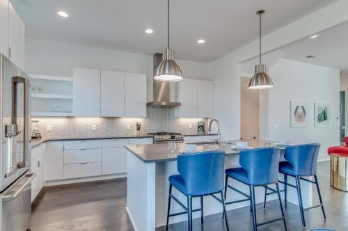 4 Connecting Condos - Sleeps 32 To 36 - Firepits - Garages - Rooftops Decks - Great Views - Security