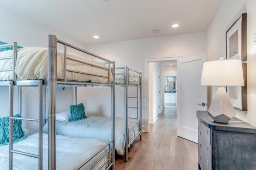 4 Connecting Condos - Sleeps 32 To 36 - Firepits - Garages - Rooftops Decks - Great Views - Security