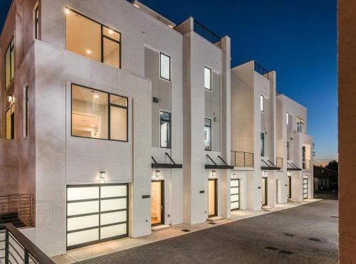 Gulch Modern 3 Story Condo, 2 Car Garage, Rooftop Fire Pit, Security, And View!