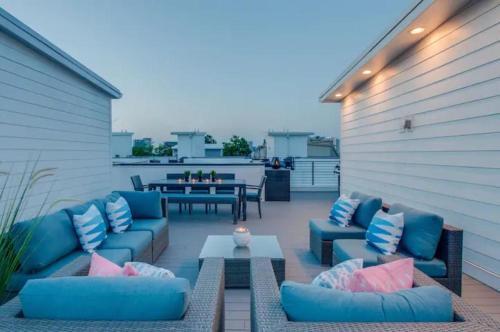 Gulch Modern 3 Story Condo, 2 Car Garage, Rooftop Fire Pit, Security, And View!