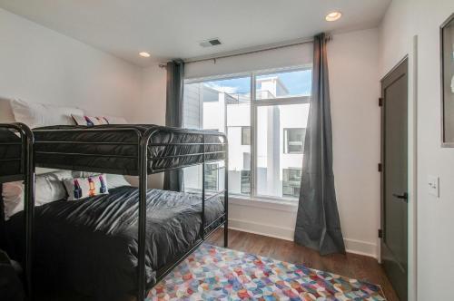 Gulch Modern 3 Story Condo, 2 Car Garage, Rooftop Fire Pit, Security, And View!