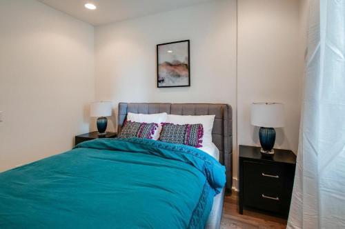 Gulch Modern 3 Story Condo, 2 Car Garage, Rooftop Fire Pit, Security, And View!