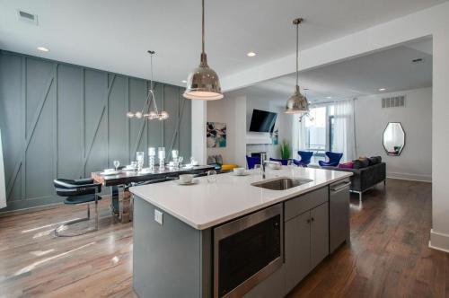 Gulch Modern 3 Story Condo, 2 Car Garage, Rooftop Fire Pit, Security, And View!