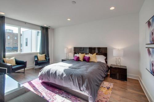 Gulch Modern 3 Story Condo, 2 Car Garage, Rooftop Fire Pit, Security, And View!