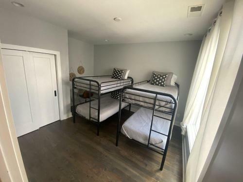 Gulch Modern 3 Story Condo, 2 Car Garage, Rooftop Fire Pit, Security, And View!