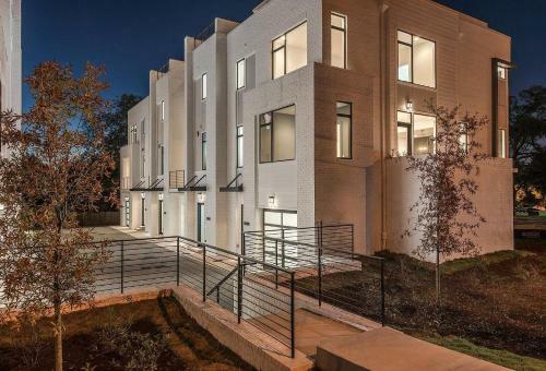 Gulch Modern 3 Story Condo, 2 Car Garage, Rooftop Fire Pit, Security, And View!