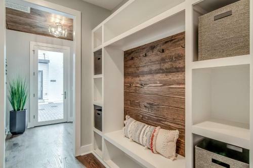 Gulch Modern 3 Story Condo, 2 Car Garage, Rooftop Fire Pit, Security, And View!