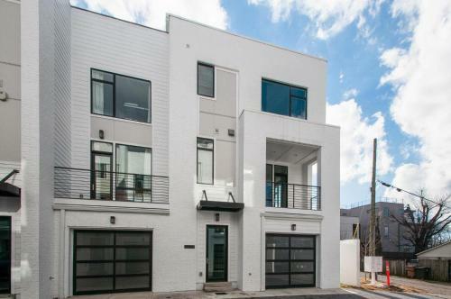 Gulch Modern 3 Story Condo, 2 Car Garage, Rooftop Fire Pit, Security, And View!