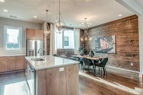 Gulch Modern 3 Story Condo, 2 Car Garage, Rooftop Fire Pit, Security, And View!