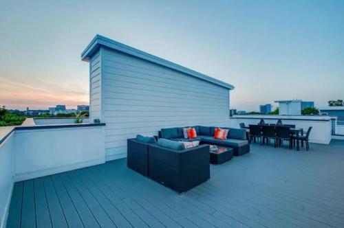 Gulch Modern 3 Story Condo, 2 Car Garage, Rooftop Fire Pit, Security, And View!