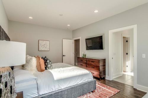 Gulch Modern 3 Story Condo, 2 Car Garage, Rooftop Fire Pit, Security, And View!