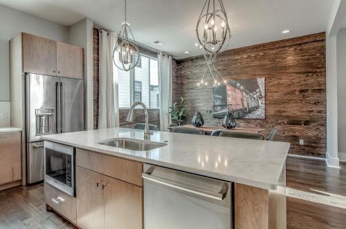 Gulch Modern 3 Story Condo, 2 Car Garage, Rooftop Fire Pit, Security, And View!