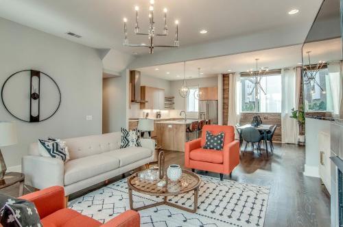 Gulch Modern 3 Story Condo, 2 Car Garage, Rooftop Fire Pit, Security, And View!