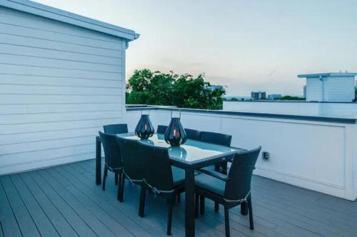 Gulch Modern 3 Story Condo, 2 Car Garage, Rooftop Fire Pit, Security, And View!