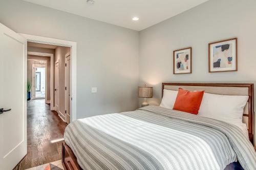 Gulch Modern 3 Story Condo, 2 Car Garage, Rooftop Fire Pit, Security, And View!