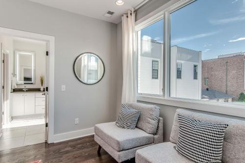 Gulch Modern 3 Story Condo, 2 Car Garage, Rooftop Fire Pit, Security, And View!