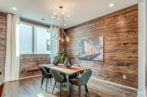 Gulch Modern 3 Story Condo, 2 Car Garage, Rooftop Fire Pit, Security, And View!
