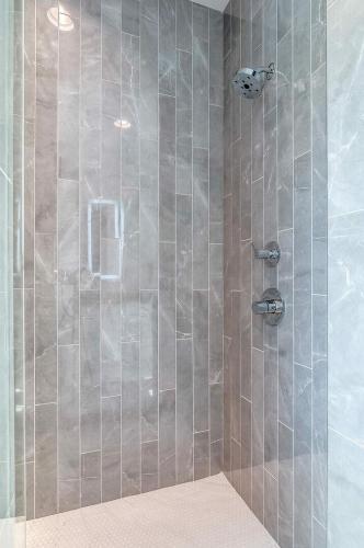 Gulch Modern 3 Story Condo, 2 Car Garage, Rooftop Fire Pit, Security, And View!