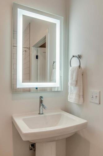 Gulch Modern 3 Story Condo, 2 Car Garage, Rooftop Fire Pit, Security, And View!