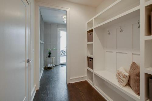 Gulch Modern 3 Story Condo, 2 Car Garage, Rooftop Fire Pit, Security, And View!