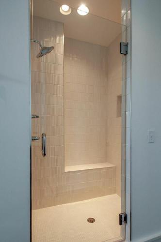 Gulch Modern 3 Story Condo, 2 Car Garage, Rooftop Fire Pit, Security, And View!