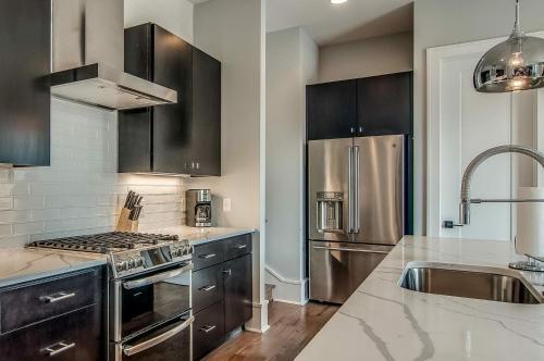 Gulch Modern 3 Story Condo, 2 Car Garage, Rooftop Fire Pit, Security, And View!