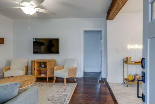 Adorable 2 Bedroom Home 10 Minutes From Downtown