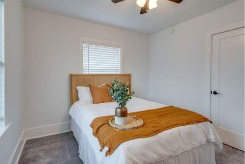 Adorable 2 Bedroom Home 10 Minutes From Downtown