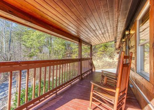 A Smokin View #1844 By Aunt Bug's Cabin Rentals