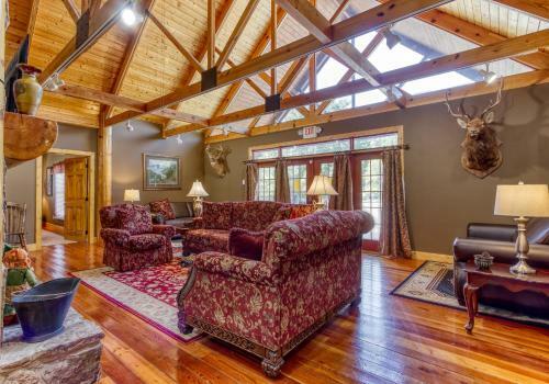 Cove Mountain Lodge Cabin