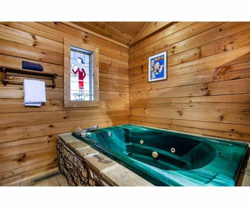 Romantic Mountain Shanty With Hot Tub And Fireplace