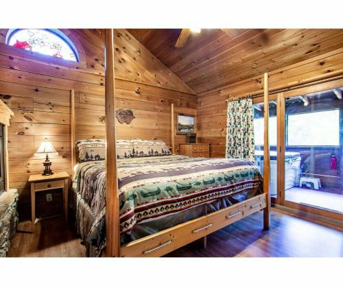 Romantic Mountain Shanty With Hot Tub And Fireplace