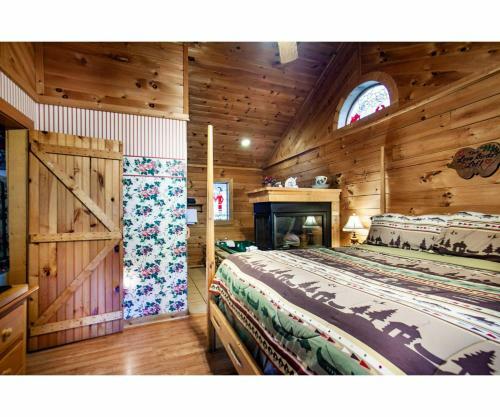 Romantic Mountain Shanty With Hot Tub And Fireplace