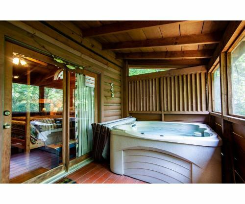Romantic Mountain Shanty With Hot Tub And Fireplace