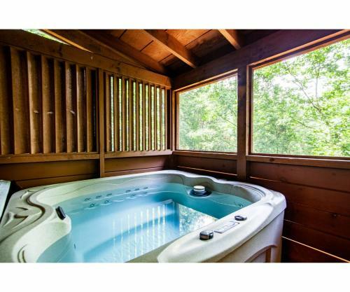 Romantic Mountain Shanty With Hot Tub And Fireplace