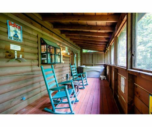 Romantic Mountain Shanty With Hot Tub And Fireplace