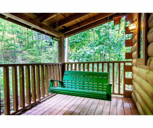 Romantic Mountain Shanty With Hot Tub And Fireplace