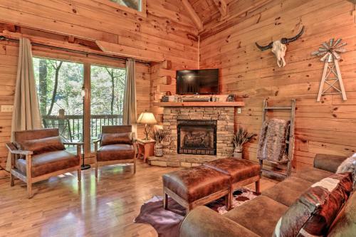 Cabin With Hot Tub And Deck, 3 Mi To Pigeon Forge