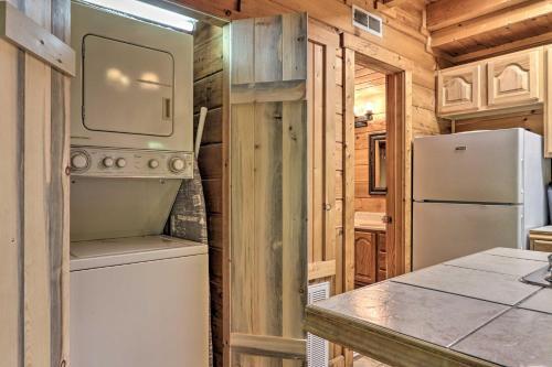 Cabin With Hot Tub And Deck, 3 Mi To Pigeon Forge
