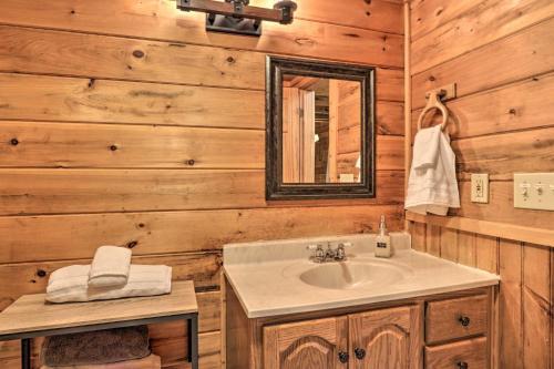 Cabin With Hot Tub And Deck, 3 Mi To Pigeon Forge
