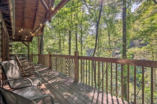 Cabin With Hot Tub And Deck, 3 Mi To Pigeon Forge
