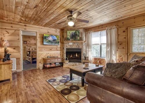 Magnolia Bearadise #311 By Aunt Bug's Cabin Rentals