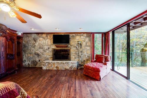 Smoky Mountain Castle Lodge