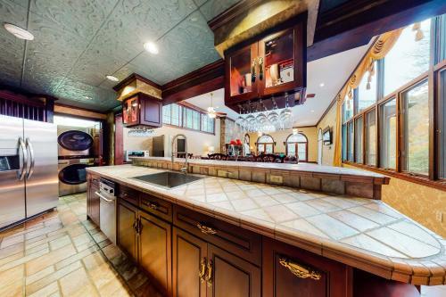 Smoky Mountain Castle Lodge