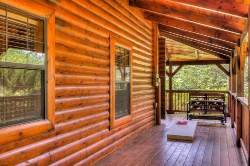Peaceful 4bed/3.5bath Luxury Cabin, Hot Tub!