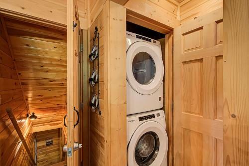 Peaceful 4bed/3.5bath Luxury Cabin, Hot Tub!