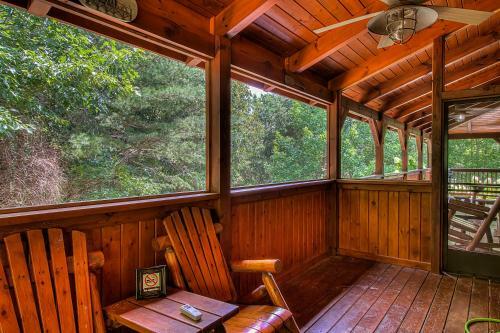 Peaceful 4bed/3.5bath Luxury Cabin, Hot Tub!