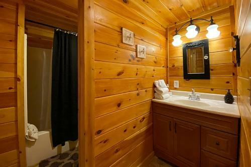 Peaceful 4bed/3.5bath Luxury Cabin, Hot Tub!