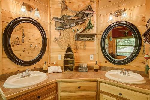Peaceful 4bed/3.5bath Luxury Cabin, Hot Tub!